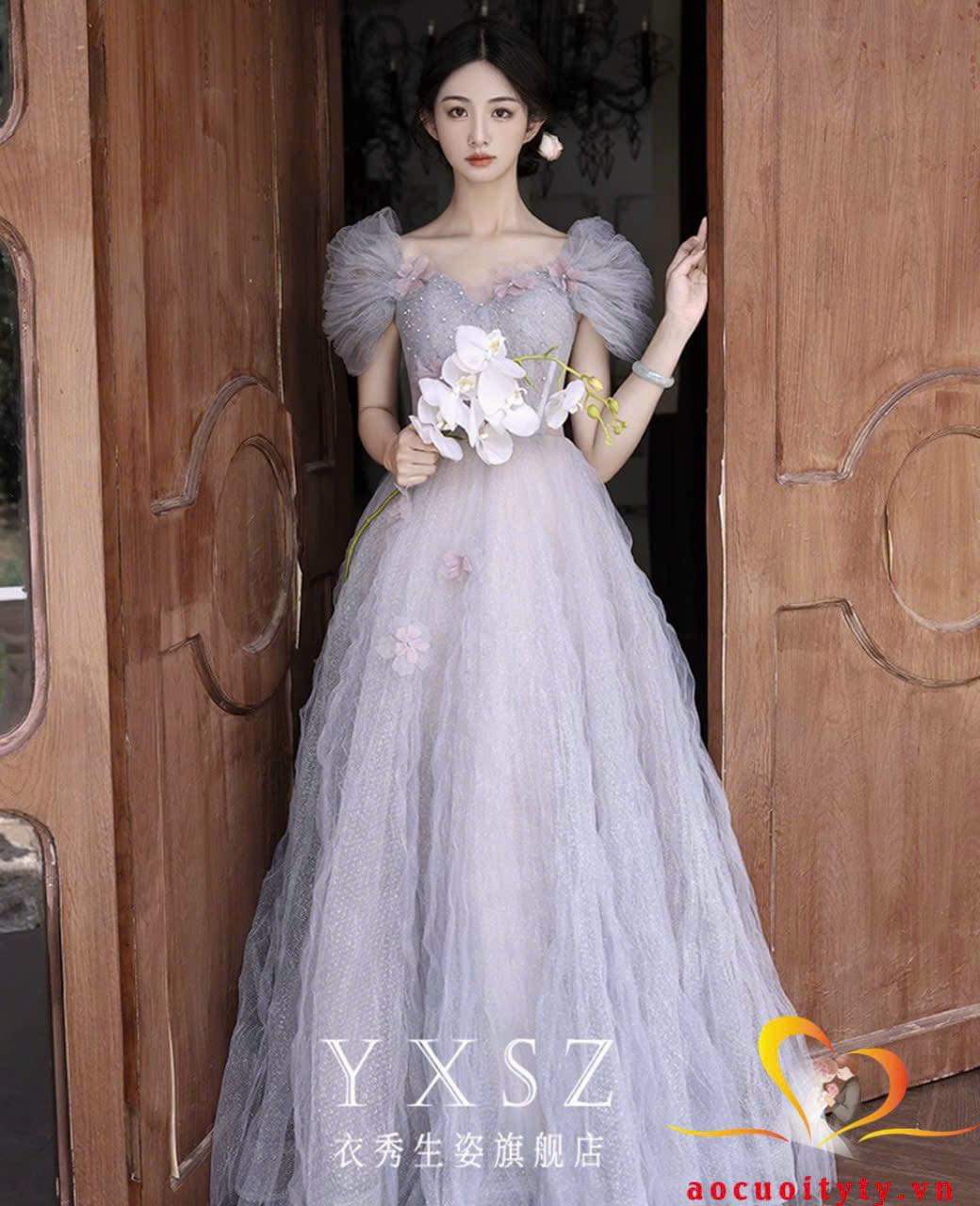Hoa hậu Tiểu Vy nhờ fans chọn váy dạ hội và cái kết đắng lòng