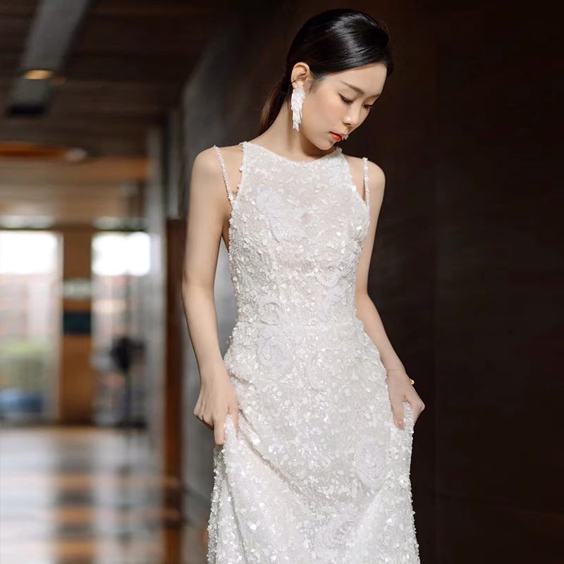 Ngọc Trinh đẹp dịu dàng với váy trắng tinh khôi khi đi làm CEO